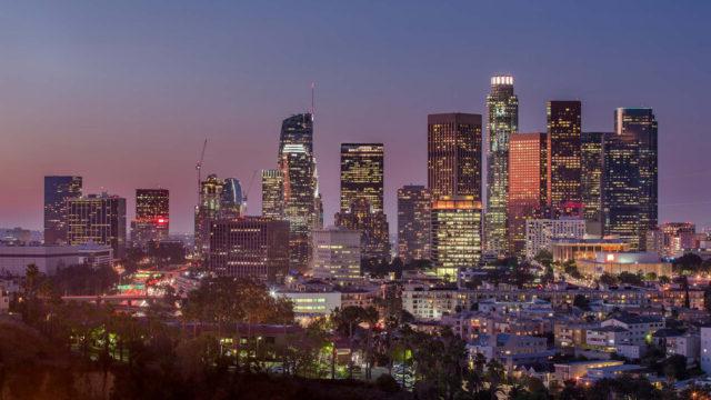 日落时洛杉矶天际线的景观